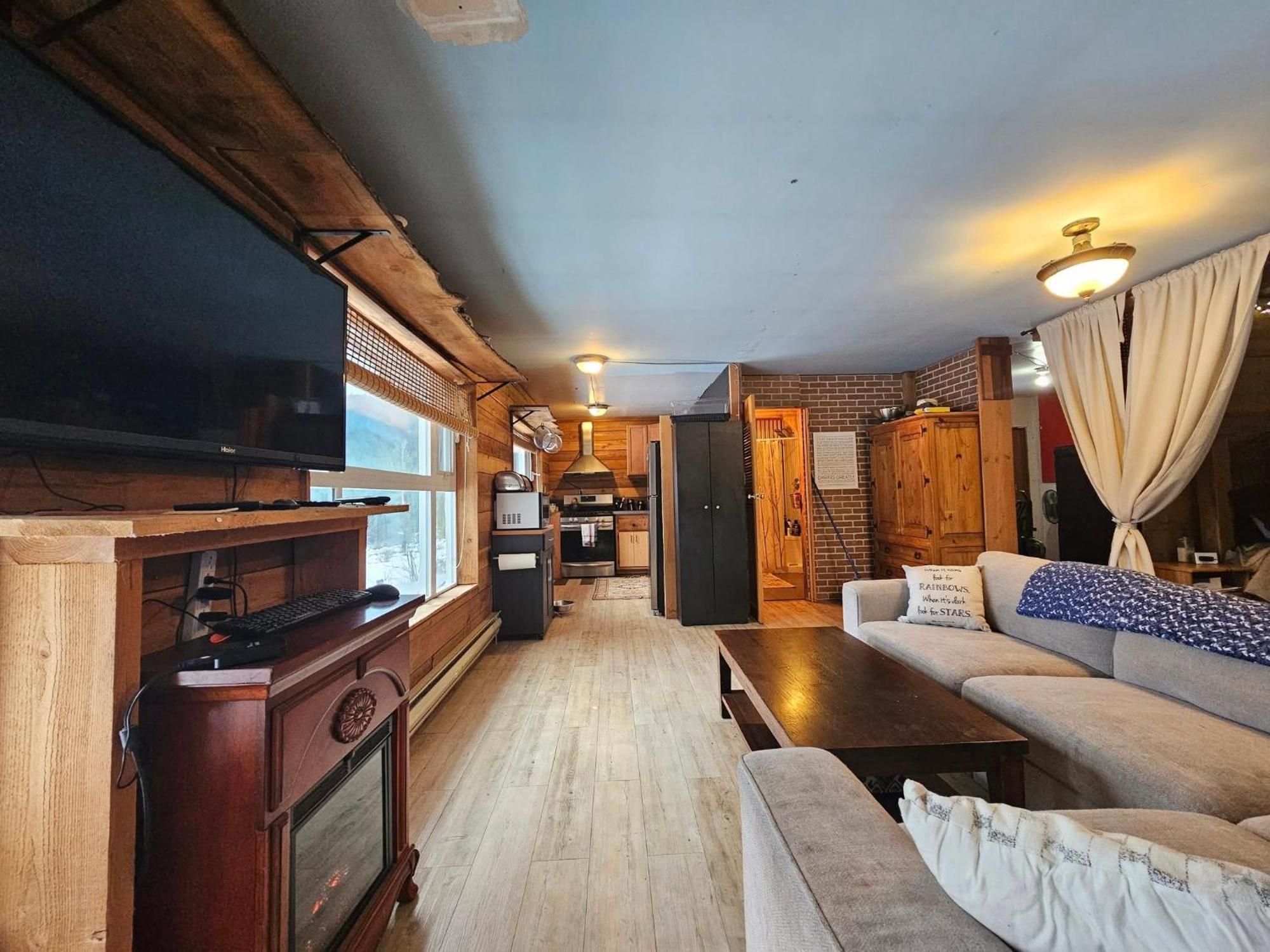 The Flats Cozy * Salmon Arm
